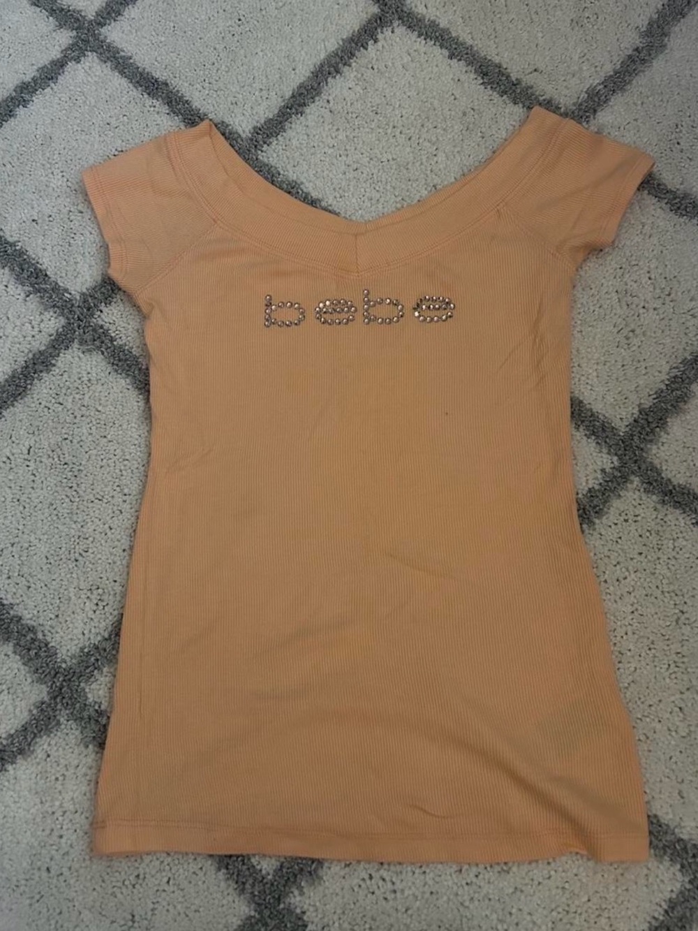 bebe women's ribbed scoop neck top in peach